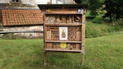 Bijenhotel bij de Hilstermolen, met  wegwijzer Jakobsweg.