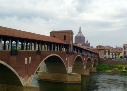 Pavia, met de Ponte  Coperto en de Duomo