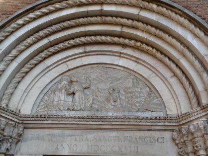 Timpaan boven de  Basilica San Francesco