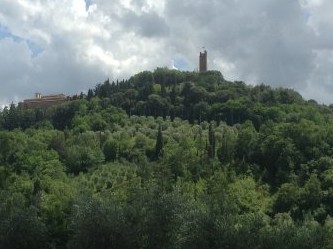 Hooggelegen links het Convento San Francesco 