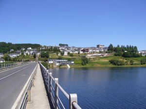 Over het stuwmeer naar Portomarín
