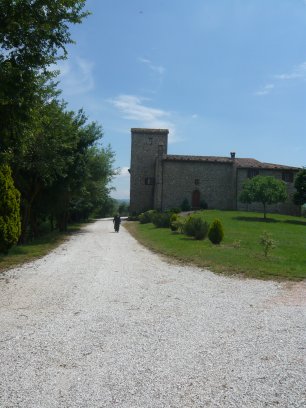 Padre Basilio komt ons de poort open maken.